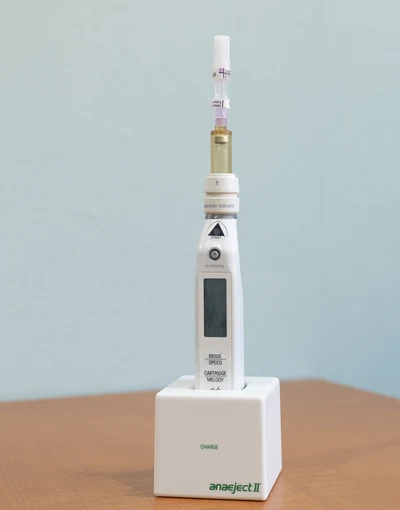 痛みに配慮した電動注射器
